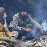 Les migrants tentent de se réchauffer comme ils le peuvent, à la frontière entre la Piol.ogne et le Bélarus où le mercure affiche zéro degré.